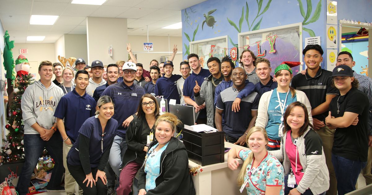 la-sierra-s-athletics-teams-uplift-others-with-holiday-outreach-la