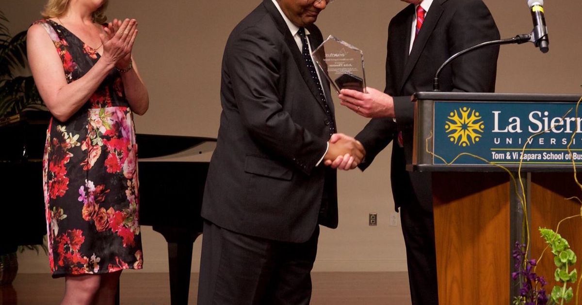 Biz school dean, SAU president receive top honors at alumni banquet ...